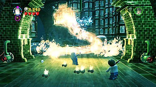 Wenn dann ein feuriger Drache auftaucht, müssen Sie so schnell wie möglich einen Streulöscher zusammenbauen, indem Sie den WL-Zauber verwenden - Harry Potter Jahre 5-7: Eine verschleierte Bedrohung - Walkthrough - Jahr 5 - LEGO Harry Potter Jahre 5-7 Leitfaden