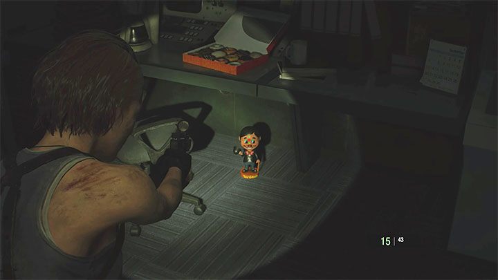 Die Figur liegt auf dem Boden im Kontrollraum des U-Bahn-Büros - dem, den Sie besuchen, um die Stromversorgung wiederherzustellen - Resident Evil 3: Geheimnisse des U-Bahn-Büros, Sammlerstücke - Sammlerstücke und Geheimnisse - Resident Evil 3-Leitfaden