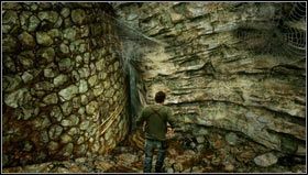 Sobald wir die Statuen richtig aufgestellt haben, nähern wir uns dem Kamin (1) - ein Versuch, ihn zu öffnen, endet mit einer harten Landung von Drake in einer Höhle unter der Burg - Uncharted 3: Kapitel 6 - Walkthrough Teil 2 - Walkthrough - Uncharted 3 Drakes Täuschungsführer