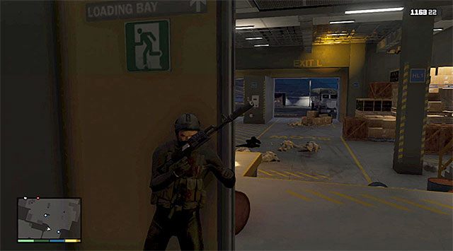 Achten Sie auf die Soldaten, die den Ausgang des Gebäudes bewachen - GTA 5: Monkey Business - Mission Walkthrough - Hauptmissionen - GTA 5 Guide
