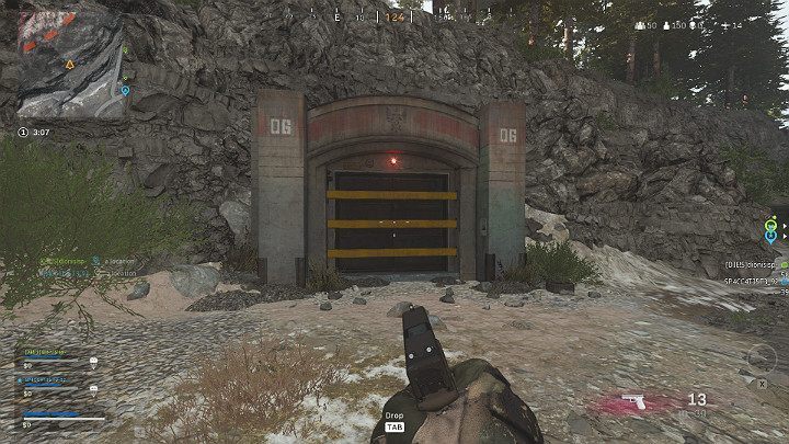 Im Bild oben sehen Sie einen Spieler, der vor einem der Bunker steht - Warzone: Bunker - Orte, Preise, heiß zu öffnen?  - Anhang - Warzone Guide