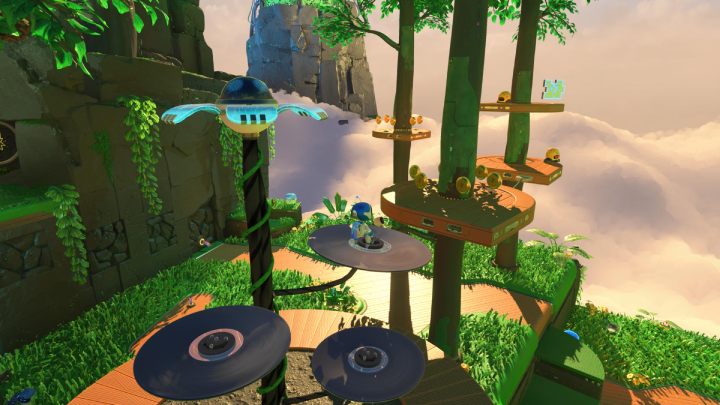 Springe über die Plattformen zum nächsten Baum, töte Feinde auf dem Weg und nimm das erste Puzzleteil - Astros Playroom: Renderforest - Komplettlösung - GPU Jungle - Astros Playroom Guide