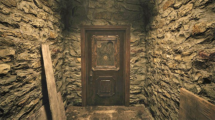 Sie können jetzt die versiegelte Tür erreichen, die sich am Ende des Flurs befindet, der vom Standort von Mias Puppe führt - Resident Evil Village: Haus Beneviento, versiegelte Tür - Puzzle-Lösungen - Resident Evil Village Guide