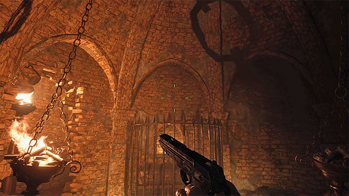 Wenn Sie die Mauer niederreißen, können Sie die Beute erreichen, aber was noch wichtiger ist, Sie können jetzt eines der Kohlenbecken anzünden, die an den Ketten hängen – Resident Evil Village: Silver Ring und Azure Eye – wie findet und kombiniert man sie?  - FAQ - Resident Evil Village Guide