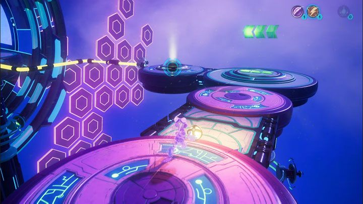 Make a double jump towards the main path, turn right and throw the electric sphere at the slot in the above picture - Ratchet & Clank Rift Apart: Kit, Return to Sargasso - puzzle guide, list - Clank and Kit Riddles - Ratchet & Clank Rift Apart Guide