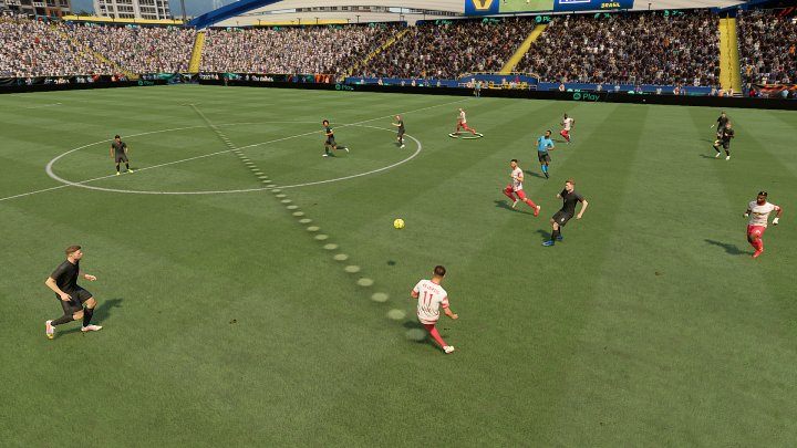 Ein Lob-Through-Pass ermöglicht es Ihnen, den Ball zu spielen, während Sie eine oder oft sogar zwei defensive Formationen Ihres Gegners überspringen, was eine gefährliche Torchance schafft - FIFA 22: Pässe - Grundlagen - FIFA 22 Guide