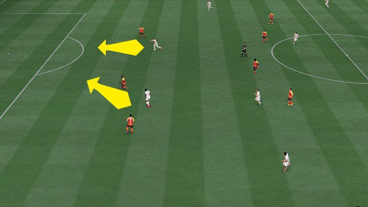 Bei dieser Art von Spiel müssen Sie darauf achten, den Ball nicht zu hart zu treten, da der Spieler, an den Sie den Pass richten, ihn möglicherweise nicht rechtzeitig erreichen kann - FIFA 22: Pässe - Grundlagen - FIFA 22-Leitfaden
