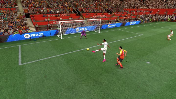 Wenn der Ball auf den Spieler zufliegt, aber seine Flugbahn ihn daran hindert, einen Kopfball zu machen, versucht der Spieler, ihn zu treten, bevor er den Boden berührt - FIFA 22: Schüsse aufs Tor - Grundlagen - FIFA 22-Leitfaden