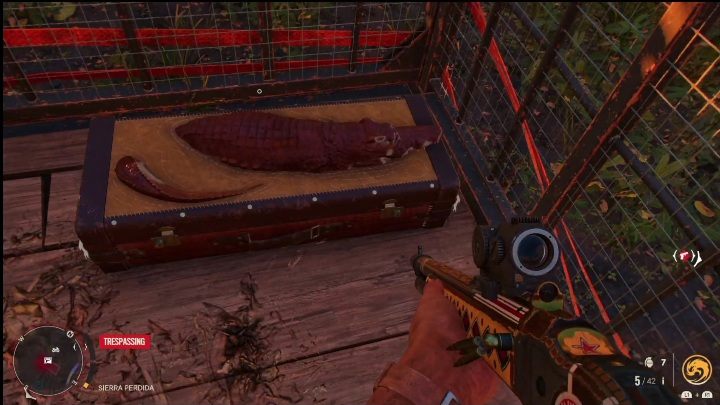 Die Brust befindet sich in einem Käfig, der mit Riemen gesichert wurde - Far Cry 6: Beste Waffen für Stealth-Kills - Liste - Grundlagen - Far Cry 6 Guide