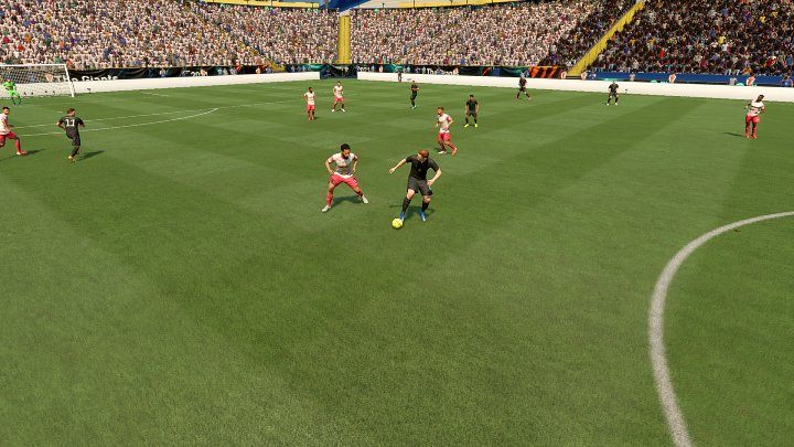 Die Jockey-Technik hilft Ihnen nicht nur in Eins-gegen-Eins-Situationen, sondern auch in der Verteidigung und bei der Vorhersage, wann die gegnerische Mannschaft den Ball passieren wird, um ihn zu fangen - FIFA 22: Verteidigung - Fortgeschrittene Techniken - Grundlagen - FIFA 22 Anleitung