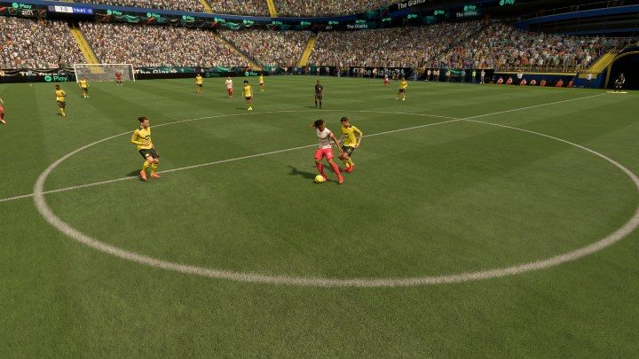 Das Abschirmen des Balls ist eine Technik, die es dem Spieler ermöglicht, den Ball zu halten, bis er von seinen Teamkollegen unterstützt wird - FIFA 22: Verteidigung - Fortgeschrittene Techniken - Grundlagen - FIFA 22-Leitfaden