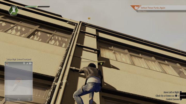 Sobald Sie aus dem Fenster springen, gehen Sie links die Fensterbank entlang und springen Sie dann die Rohre zum Dach des Gebäudes hoch