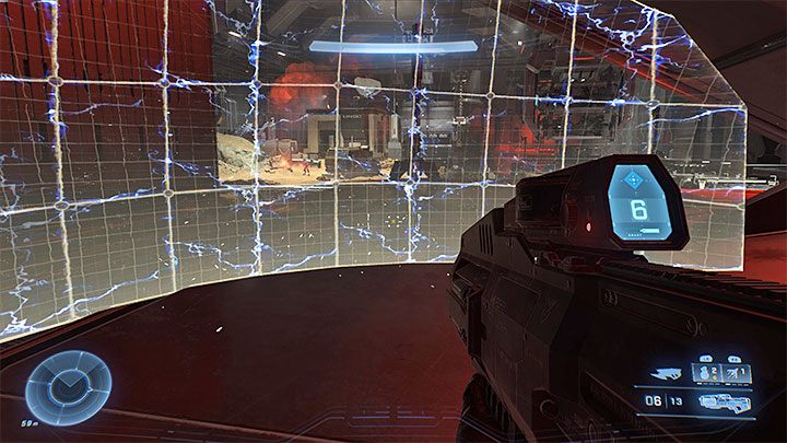 Sobald Sie anfangen zu kämpfen, können Sie sich entweder an einer Stelle im Hangar verteidigen oder in Bewegung sein - Halo Infinite: House of Reckoning - Walkthrough - Hauptmissionen - Halo Infinite Guide