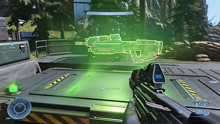 Die neue Waffe kann beim Erkunden der Spielwelt erworben werden – sie befinden sich auf Gestellen oder können von Feinden zurückgelassen werden – Halo Infinite: Kampf, Waffen und Munition – Grundlagen – Halo Infinite Guide