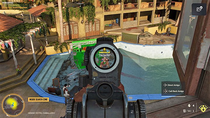 Das Verhör findet im zentralen Teil des Hotels statt, in einem teilweise entleerten Swimmingpool – Far Cry 6: Zimmerservice – Komplettlösung – El Este – Far Cry 6 Guide