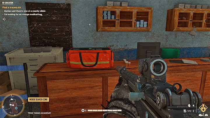 Sie müssen das vom Spiel markierte Gebäude erkunden und die auf dem Bild gezeigte rote medizinische Tasche finden, die das Trauma-Kit ist, nach dem Sie suchen - Far Cry 6: Re-Education - Walkthrough - Valle De Oro - Far Cry 6 Guide