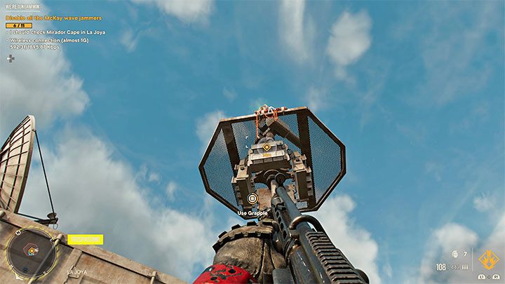 Um die Störsender mit den Nummern 7 und 8 auf der Karte zu erreichen, müssen Sie unter dem oberen Balkon so stehen, dass Sie Ihren Greifhaken verwenden können (wie auf dem Bild gezeigt) – Far Cry 6: Were Unjammin – Walkthrough – El Este - Far Cry 6-Leitfaden