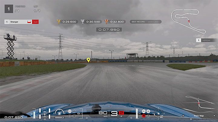 Auch die Kamera auf der Fronthaube scheint höher montiert zu sein, wie auf dem Dach des Fahrzeugs - Gran Turismo 7: Den optimalen Kameramodus auswählen - Grundlagen - Gran Turismo 7-Handbuch