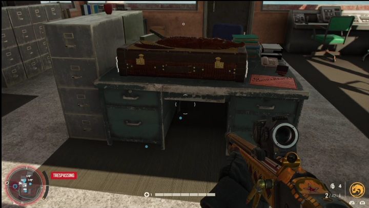 Die Kiste steht auf einem Metalltisch in einem Raum am Rand eines Gewässers – Far Cry 6: Gewehre, Einzigartige Waffen – Liste – Einzigartige Waffen – Far Cry 6 Guide