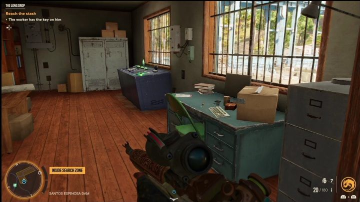 Schließlich müssen Sie den kleineren Raum betreten und den Knopf auf dem blauen Objekt verwenden – Far Cry 6: The Long Drop – Treasure Hunts (El Este) – El Este – Far Cry 6 Guide