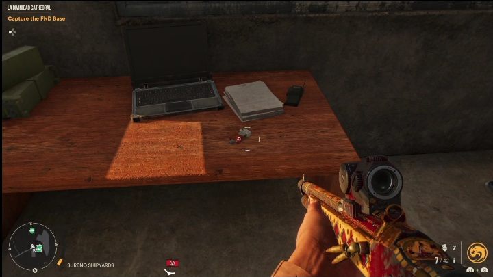Dieser USB-Stick befindet sich auf einem hölzernen Schreibtisch, direkt neben einem Laptop und einem Stapel Dokumente – Far Cry 6: USB-Songs – Liste, Speicherorte – Sonstiges – Far Cry 6-Anleitung