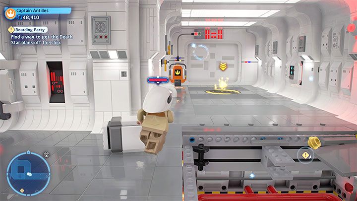 Wechseln Sie zum zweiten Charakter, vermeiden Sie das Loch im Boden und erreichen Sie die Tür mit dem im Bild gezeigten Terminal - LEGO Skywalker Saga: Boarding Party - Walkthrough - Episode 4 - A New Hope - LEGO Skywalker Saga Guide