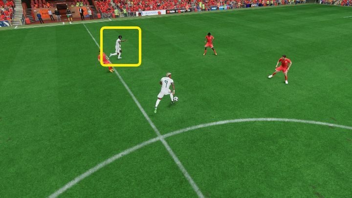 Beachten Sie, dass der einleitende Spieler immer ein Stück nach vorne rennt (dies wird durch eine Vorwärtsbewegung seiner Hand und eine Richtungsangabe signalisiert) und auf die Rückführung des Balls wartet - FIFA 23: Passing - Typen, Ausführung - Grundlagen - FIFA 23-Leitfaden