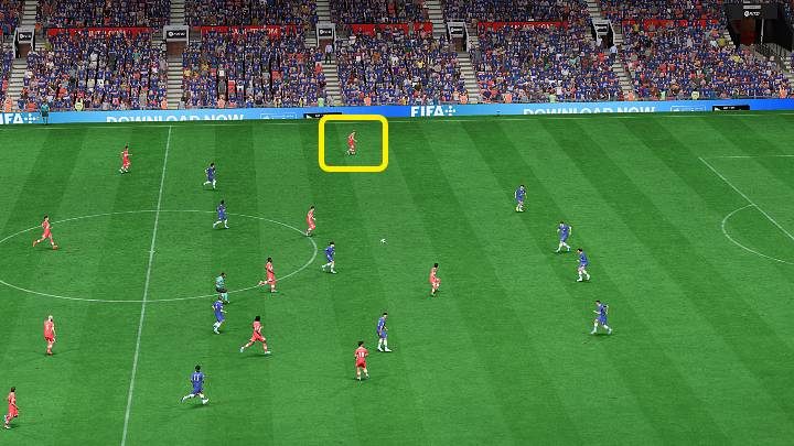Lange Pässe dienen in FIFA 23 vor allem dazu, das Gewicht des Spiels auf die andere Seite des Spielfelds zu verlagern oder wenn die Chance besteht, einen schnellen Flügelspieler oder Stürmer zu aktivieren - FIFA 23: Passing - Arten, wie man spielt - Grundlagen - FIFA 23-Leitfaden