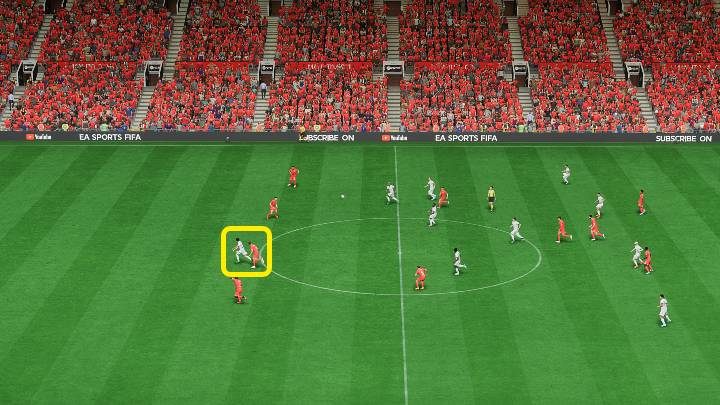 Ein senkrechter Pass (L1-Dreieck / LB Y) eröffnet die Chance, den Ball zu spielen, dabei einer oder sogar zwei Abwehrformationen des Gegners auszuweichen und den Weg zum Tor frei zu machen - FIFA 23: Passing - Typen, wie man spielt - Grundlagen - FIFA 23 Leitfaden