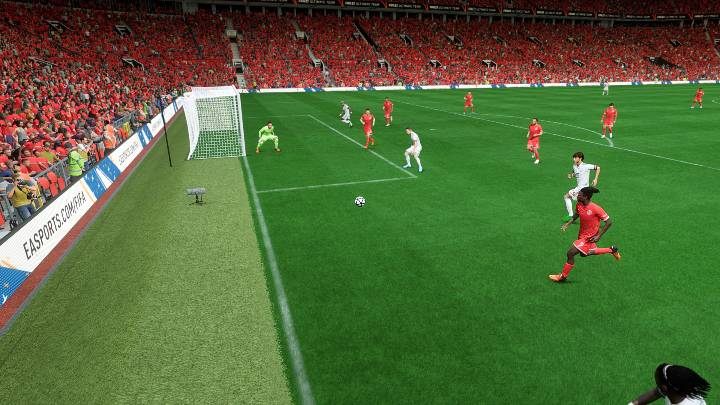 Eine niedrige Flanke (R1-Quadrat / RB-X) ist eine weitere effektive Möglichkeit, Offensivaktionen in FIFA 23 - FIFA 23: Flanken - wie durchzuführen?  - Grundlagen - FIFA 23-Leitfaden