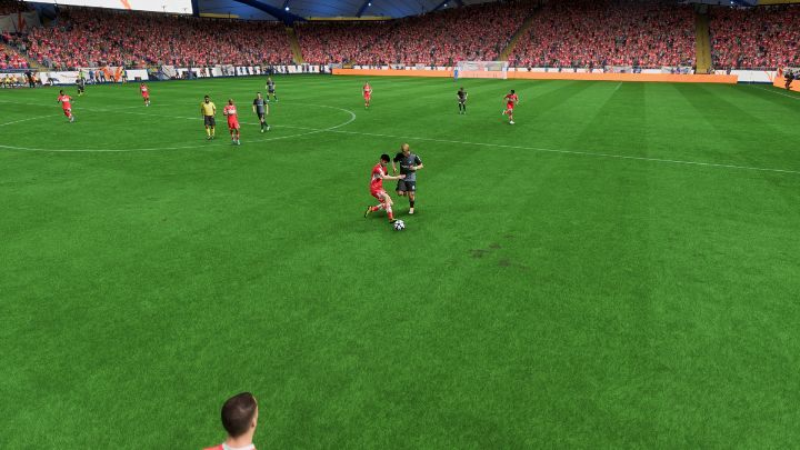 Eine andere Möglichkeit, den Ball aufzunehmen, ist zu rutschen (Quadrat / X), aber wir raten Ihnen, dieses Spiel nur als letzten Ausweg zu verwenden oder wenn Sie sicher sind, dass Sie Ihren Gegner nicht foulen werden - FIFA 23: Verteidigungsspiele - Basic und Fortgeschrittene Techniken - Grundlagen - FIFA 23-Leitfaden