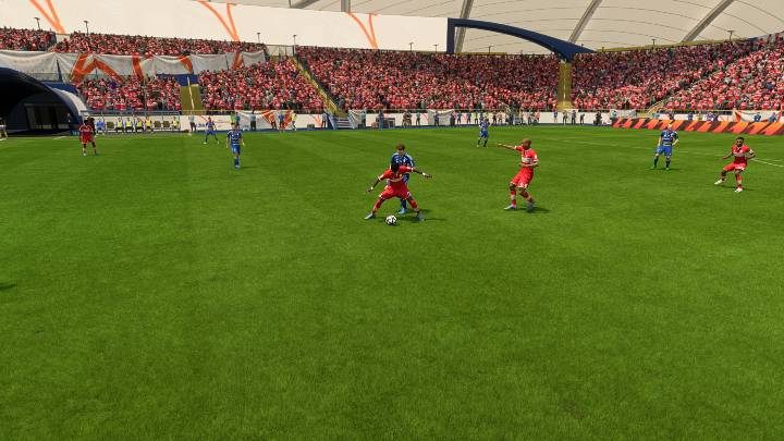 In FIFA 23 kannst du versuchen, deinen Gegner mit der Schulter (L2/LT) wegzustoßen, wenn du nah dran bist und um den Ball kämpfst – FIFA 23: Verteidigungsspiele – grundlegende und fortgeschrittene Techniken – Grundlagen – FIFA 23-Leitfaden