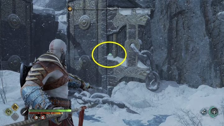 Der Vogel befindet sich an einer Wand neben einem großen Tor – God of War Ragnarok: Lake of Nine, Midgard – Geheimnisse, Sammlerstücke – Midgard – God of War Ragnarok Guide