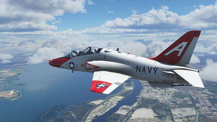 Der T-45 Goshawk ist ein Trainingsflugzeug, das von der US Navy verwendet wird, um zukünftige Piloten zu trainieren, die auf Flugzeugträgern operieren – Microsoft Flight Simulator: Liste der besten Mods – Grundlagen – Microsoft Flight Simulator 2020 Guide