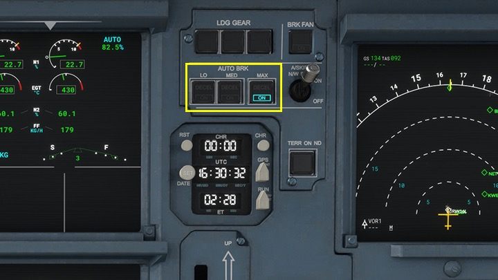 In the center of the instrument panel, adjust the force of the automatic wheel brakes AUTO BRK - Microsoft Flight Simulator: ILS landing - Passenger aircraft - Example flight - Microsoft Flight Simulator 2020 Guide