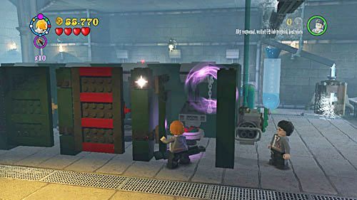Tragen Sie die Sprengladung zur ersten Kabine auf der rechten Seite und legen Sie sie in die Toilette - Harry Potter Jahre 5-7: Liebe tut weh, Teil 1 - Jahr 6 - LEGO Harry Potter Jahre 5-7 Leitfaden