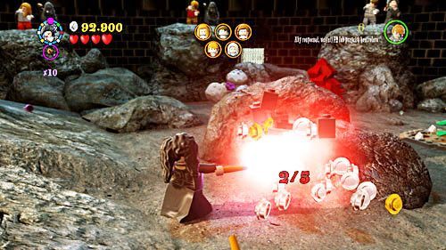 Sie erhalten einen weiteren Teil, indem Sie alle fünf schwarz-roten Felsen auf dem Platz zerstören, auf dem die Schlacht stattfindet - Harry Potter Years 5-7: A Veiled Threat - Geheimnisse, Sammlerstücke - Year 5 - LEGO Harry Potter Years 5-7 Guide
