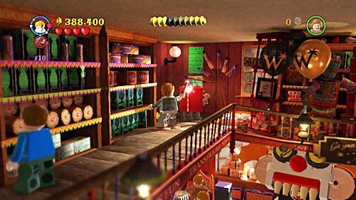 Finden Sie den roten Schrank im obersten Stockwerk des Ladens – er befindet sich in der linken Ecke – Harry Potter Jahre 5–7: Aus dem Ruhestand – Geheimnisse, Sammlerstücke – Jahr 6 – LEGO Harry Potter Jahre 5–7-Leitfaden