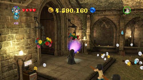 Finden Sie drei hängende Pflanzgefäße, zwei am Eingang und einen über der Tür, die zum astronomischen Turm führt - Harry Potter Jahre 5-7: Token - Hogwarts, Teil 5 - Token - LEGO Harry Potter Years 5-7 Guide