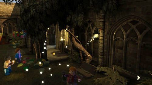 Verwenden Sie den Deluminator, um das Licht von der Rückseite des Bereichs aufzunehmen und neben dem von Glühwürmchen umgebenen Schüler zu platzieren - Harry Potter Jahre 5-7: Schüler in Gefahr, Teil 2 - Andere Sammlerstücke - LEGO Harry Potter Jahre 5-7 Leitfaden