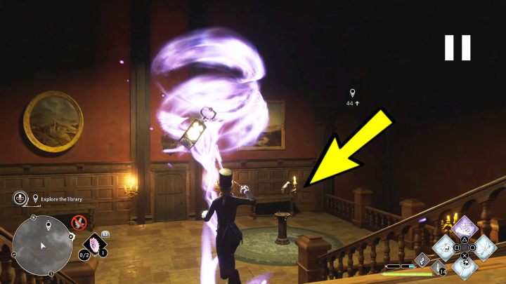 Während Sie die Laterne tragen, gehen Sie die Treppe hinunter und stellen Sie sie auf den Ständer – Hogwarts Legacy: Wie erkundet man die Bibliothek in der Quest „Kümmere dich um deine eigenen Angelegenheiten“?  - Kampf und Erkundung - Hogwarts Legacy Guide