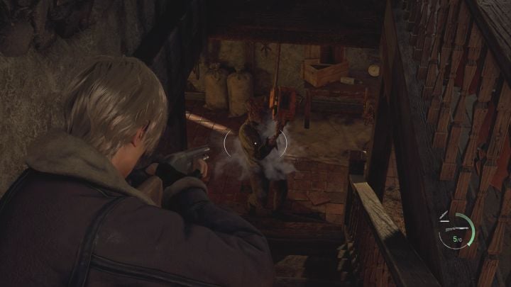 Während dieser Aktionen wird der Kettensägenmann die Tür im Erdgeschoss zerstören - Resident Evil 4 Remake: Wie kann man die Schlacht auf dem Dorfplatz überleben?  - FAQ - Resident Evil 4 Remake-Leitfaden