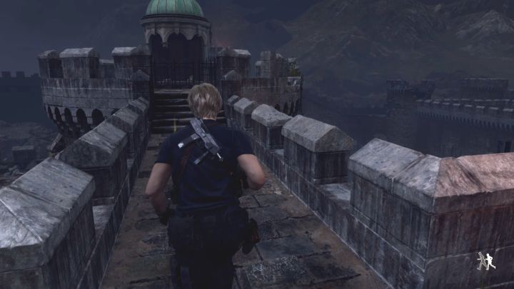 Drehe dich um 180 Grad und renne geradeaus auf den runden Teil der oberen Wände zu (hier befindet sich eine Kanone, die du später benutzen wirst) - Resident Evil 4 Remake: Wie zerstört man die Katapulte?  - FAQ - Resident Evil 4 Remake-Leitfaden