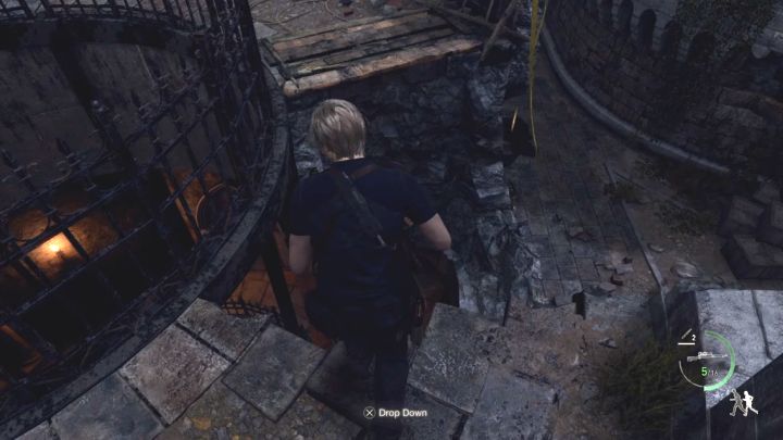 Finden Sie in dem Teil der Wände, in dem Sie sich gerade befinden, die Stelle, an der Sie auf die untere Ebene springen können – das Bild zeigt es – Resident Evil 4 Remake: Wie zerstört man die Katapulte?  - FAQ - Resident Evil 4 Remake-Leitfaden