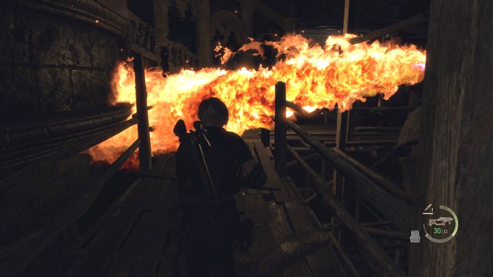 Der Aktionsplan besteht darin, hinter den Flammen der rotierenden Statue zu laufen - Resident Evil 4 Remake: Wie vermeidet man Fallen im Uhrenturm?  - FAQ - Resident Evil 4 Remake-Leitfaden