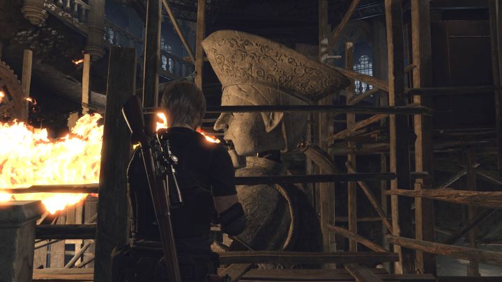Die erste Art von Fallen sind rotierende Steinstatuen, die Feuer spucken - Resident Evil 4 Remake: Wie vermeidet man Fallen im Uhrenturm?  - FAQ - Resident Evil 4 Remake-Leitfaden