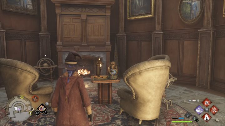 Die Statue steht auf einem kleinen Tisch neben den Stühlen und dem Kamin – Hogwarts Legacy: Demiguise Statues – Hogwarts – Hogwarts – Hogwarts Legacy Guide