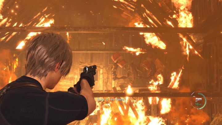 Irgendwann greift Mendez nach zwei explosiven Fässern – zündet einen von ihnen mit einem Fernschuss, bevor der Boss sie wirft – Resident Evil 4 Remake: Wie besiegt man Boss Mendez?  - Bosse - Resident Evil 4 Remake-Leitfaden