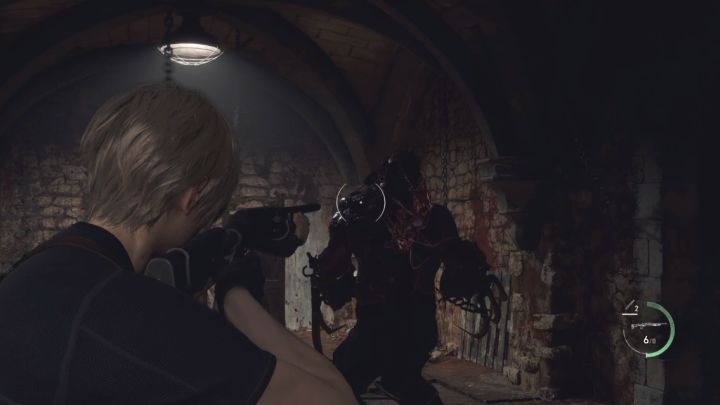 Um dem Boss Schaden zuzufügen, müssen Sie eine Schwachstelle auf seinem Rücken treffen (wir zeigen es im beigefügten Screenshot) – Resident Evil 4 Remake: Wie kann man den Garrador-Boss besiegen?  - Bosse - Resident Evil 4 Remake-Leitfaden