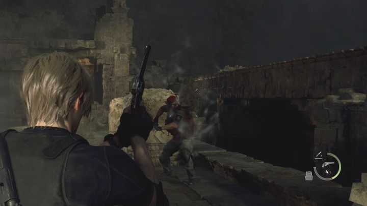 Krauser wird letztendlich zu Ihrem Regal springen und versuchen, mit Nahkampf anzugreifen – Resident Evil 4 Remake: Wie kann man Jack Krauser erneut besiegen (Kapitel 14)?  - Bosse - Resident Evil 4 Remake-Leitfaden